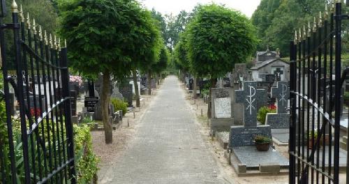 De ingang van de parochiebegraafplaats van Liempde