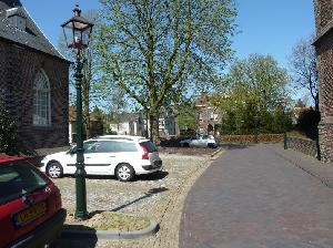 In de parkeervakken naast de basiliek