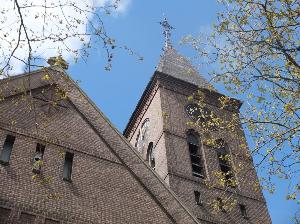 De mooie kerk aan de Lennisheuvel