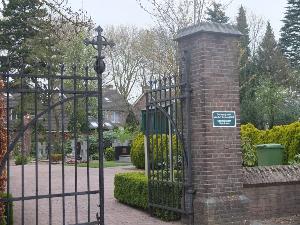 De prachtige entree van het kerkhof