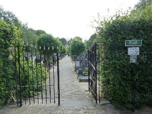 De prachtige toegangspoort van het kerkhof