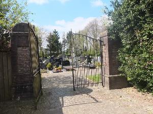 Het goed verzorgde kerkhof van Lennisheuvel