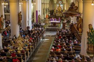 De basiliek was tot de laatste stoel bezet
