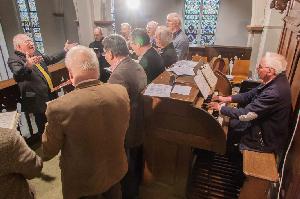 Het kerkkoor volop geconcentreerd...
